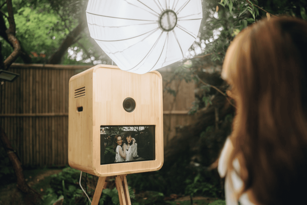 Borne photobooth premium au design élégant, disponible à la location pour événements à Agen.